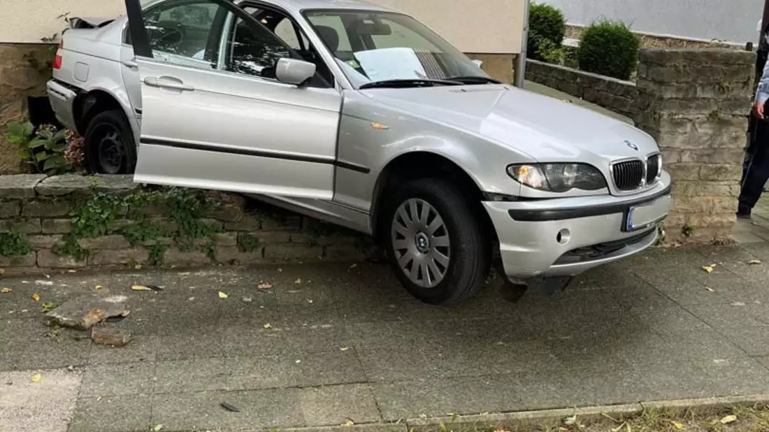 POL-LIP: Bad Salzuflen. Vorwärts- mit Rückwärtsgang verwechselt - Wagen prallt gegen Hauswand. - Bild: presseportal.de