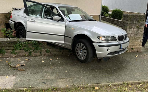 POL-LIP: Bad Salzuflen. Vorwärts- mit Rückwärtsgang verwechselt - Wagen prallt gegen Hauswand. - Foto: presseportal.de