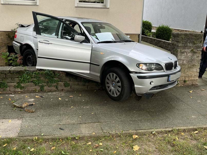 POL-LIP: Bad Salzuflen. Vorwärts- mit Rückwärtsgang verwechselt - Wagen prallt gegen Hauswand. - Foto: presseportal.de