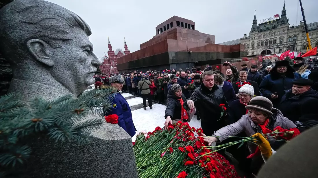 Der Beliebtheit Stalins bei den Russen tun die Repressionen gegen Millionen Menschen keinen Abbruch (Archivbild) - Bild: Alexander Zemlianichenko/AP/dpa