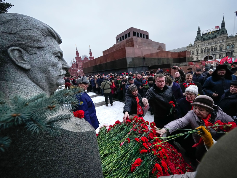 Der Beliebtheit Stalins bei den Russen tun die Repressionen gegen Millionen Menschen keinen Abbruch (Archivbild) - Foto: Alexander Zemlianichenko/AP/dpa