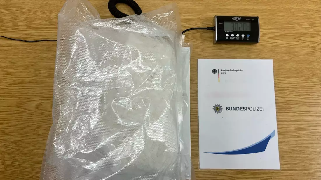BPOL NRW: Bundespolizei beschlagnahmt im Rahmen der Grenzkontrollen drei Kilo Crystal Meth im Wert von über 200.000 Euro in Kranenburg Wyler - Bild: presseportal.de