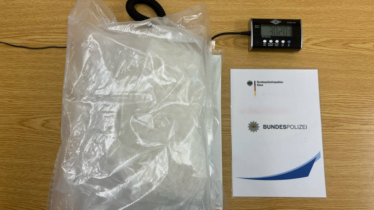 BPOL NRW: Bundespolizei beschlagnahmt im Rahmen der Grenzkontrollen drei Kilo Crystal Meth im Wert von über 200.000 Euro in Kranenburg Wyler - Foto: presseportal.de