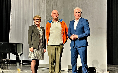 POL-LG: Polizeischutz für die Demokratie und Alfons - Jetzt noch deutscherer - Kooperatives Projekt der Polizeiinspektion Harburg mit Künstler Alfons - Foto: presseportal.de POL-LG: Polizeischutz für die Demokratie und Alfons - Jetzt noch deutscherer - Kooperatives Projekt der Polizeiinspektion Harburg mit Künstler Alfons - Foto: presseportal.de