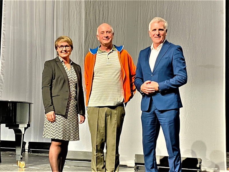 POL-LG: Polizeischutz für die Demokratie und Alfons - Jetzt noch deutscherer - Kooperatives Projekt der Polizeiinspektion Harburg mit Künstler Alfons - Foto: presseportal.de