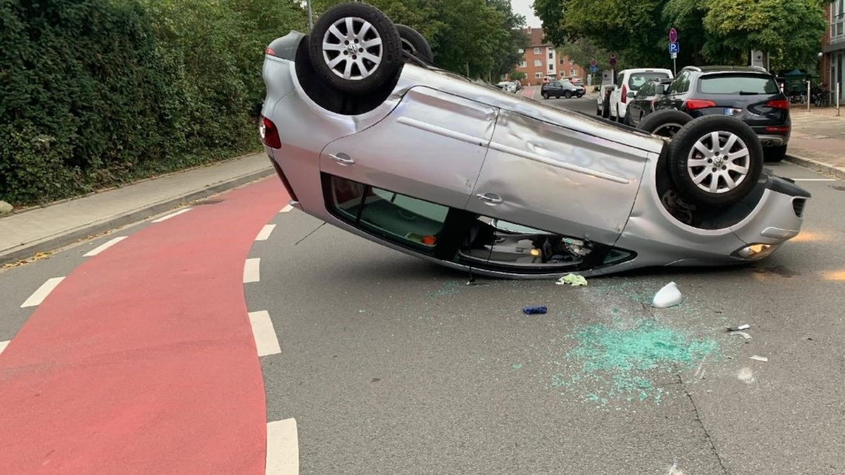 POL-LG: ++ Pkw überschlägt sich - beim Vorbeifahren Pkw touchiert - zwei Verletzte ++ 