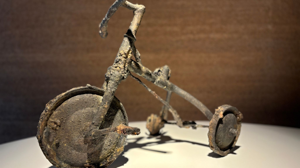 Ein Dreirad war das Lieblingsspielzeug von Shinichi Tetsutani (3), der durch die US-Atombombe auf Hiroshima ums Leben kam.   - Foto: Christiane Oelrich/dpa