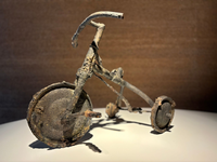 Ein Dreirad war das Lieblingsspielzeug von Shinichi Tetsutani (3), der durch die US-Atombombe auf Hiroshima ums Leben kam.   - Foto: Christiane Oelrich/dpa