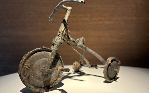 Ein Dreirad war das Lieblingsspielzeug von Shinichi Tetsutani (3), der durch die US-Atombombe auf Hiroshima ums Leben kam. - Foto: Christiane Oelrich/dpa Ein Dreirad war das Lieblingsspielzeug von Shinichi Tetsutani (3), der durch die US-Atombombe auf Hiroshima ums Leben kam. - Foto: Christiane Oelrich/dpa