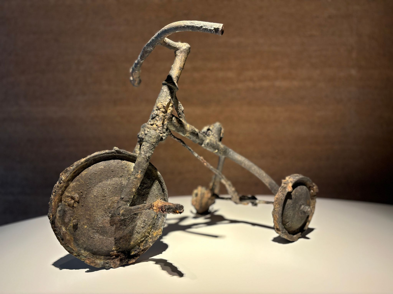 Ein Dreirad war das Lieblingsspielzeug von Shinichi Tetsutani (3), der durch die US-Atombombe auf Hiroshima ums Leben kam.   - Foto: Christiane Oelrich/dpa