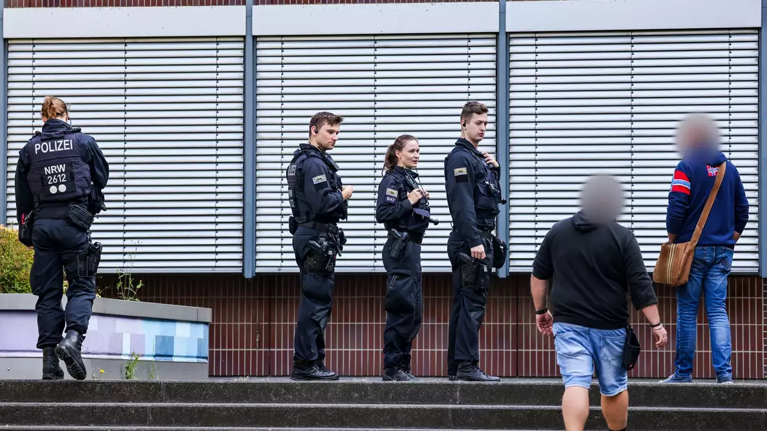 Nach dem Schock wird den Betroffenen umfassende Unterstützung angeboten  - Bild: Christoph Reichwein/dpa