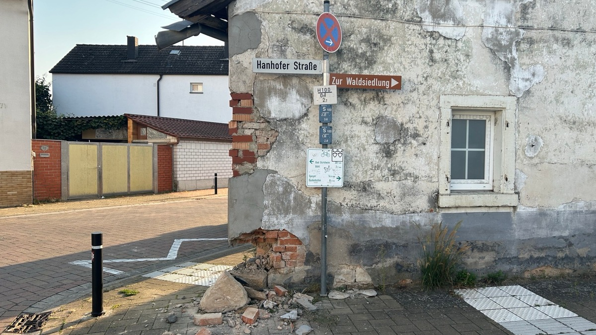 POL-PDLU: Unbekanntes Fahrzeug verursacht Sachschaden an Hauswand - Foto: presseportal.de