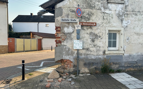 POL-PDLU: Unbekanntes Fahrzeug verursacht Sachschaden an Hauswand - Foto: presseportal.de