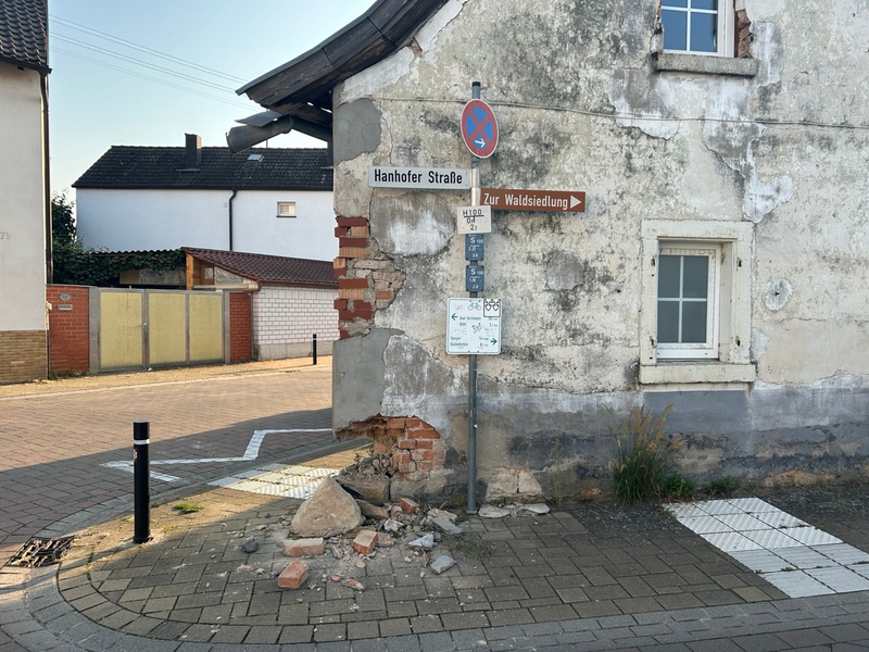 POL-PDLU: Unbekanntes Fahrzeug verursacht Sachschaden an Hauswand - Foto: presseportal.de