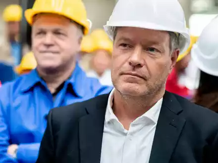 Wirtschaftsminister Habeck besucht die Meyer Werft im Rahmen seiner Nordwest-Tour. - Foto: Hauke-Christian Dittrich/dpa