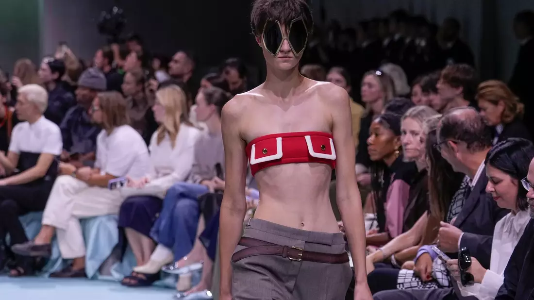  «Wir sehen in jeder Frau eine Superheldin», sagt Raf Simons über die Prada-Kollektion. - Bild: Luca Bruno/AP/dpa