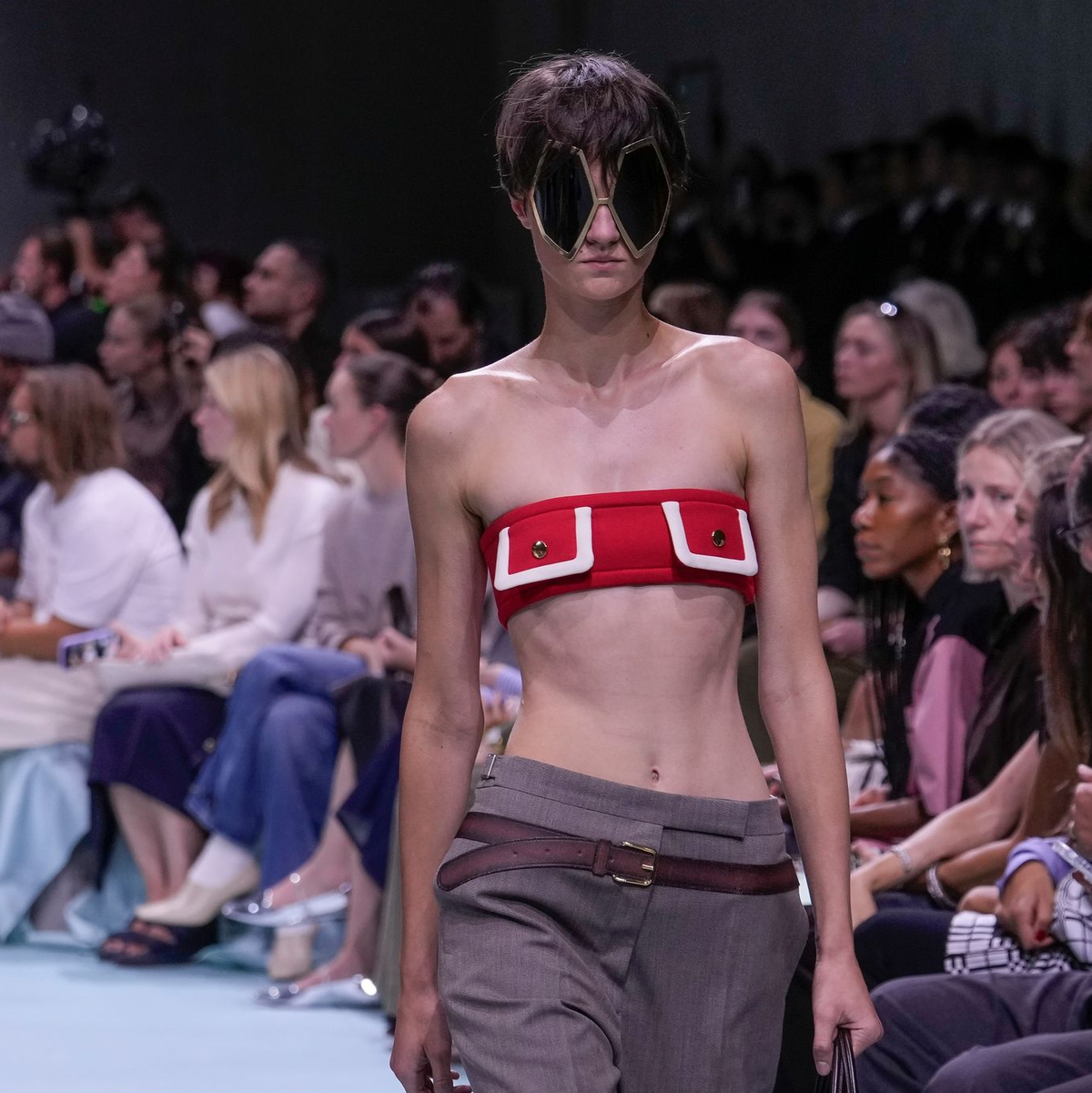  «Wir sehen in jeder Frau eine Superheldin», sagt Raf Simons über die Prada-Kollektion. - Foto: Luca Bruno/AP/dpa