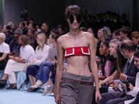  «Wir sehen in jeder Frau eine Superheldin», sagt Raf Simons über die Prada-Kollektion. - Foto: Luca Bruno/AP/dpa