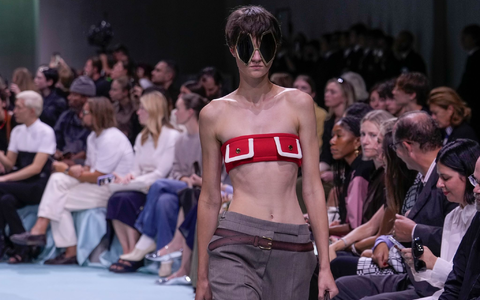  «Wir sehen in jeder Frau eine Superheldin», sagt Raf Simons über die Prada-Kollektion. - Foto: Luca Bruno/AP/dpa