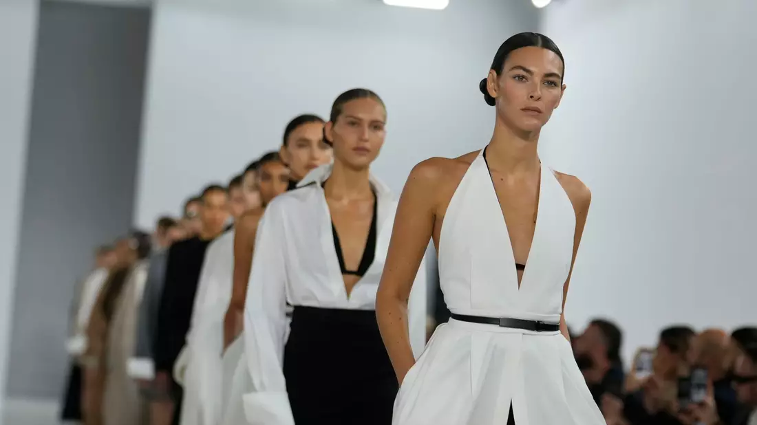 Klare Formen und neutrale Farben prägen die neue Mode von Max Mara. - Bild: Luca Bruno/AP/dpa