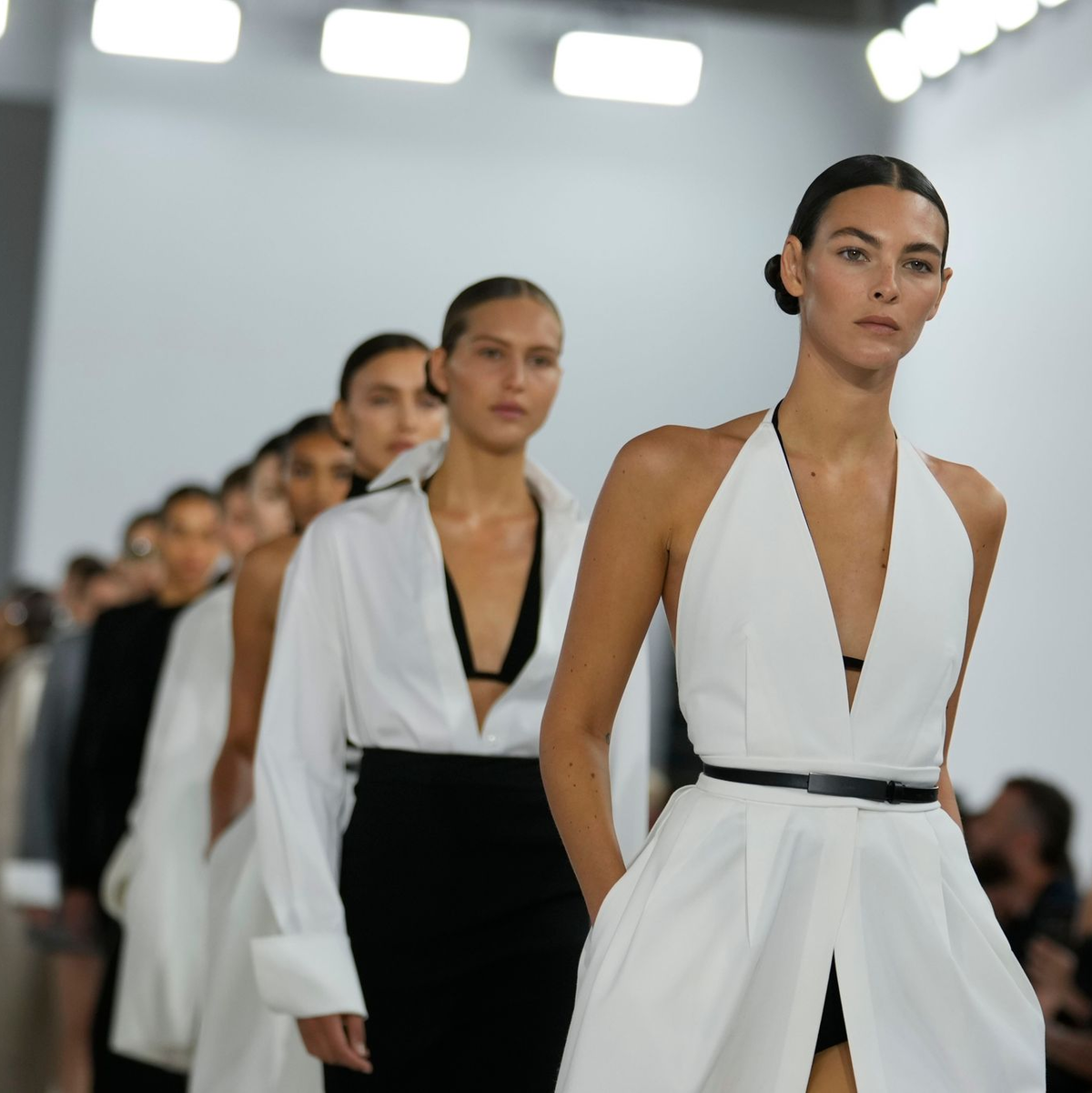 Klare Formen und neutrale Farben prägen die neue Mode von Max Mara. - Foto: Luca Bruno/AP/dpa