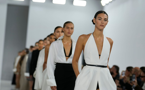 Klare Formen und neutrale Farben prägen die neue Mode von Max Mara. - Foto: Luca Bruno/AP/dpa