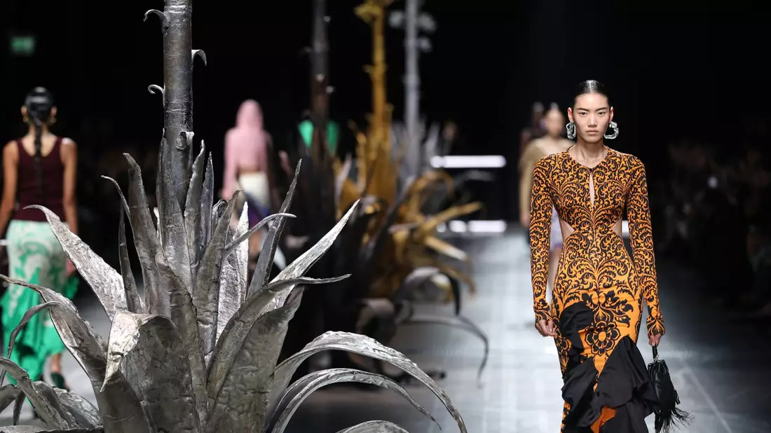 Florale Motive sind bei Etro eines der prägenden Elemente der Kollektion. - Bild: Li Jing/XinHua/dpa