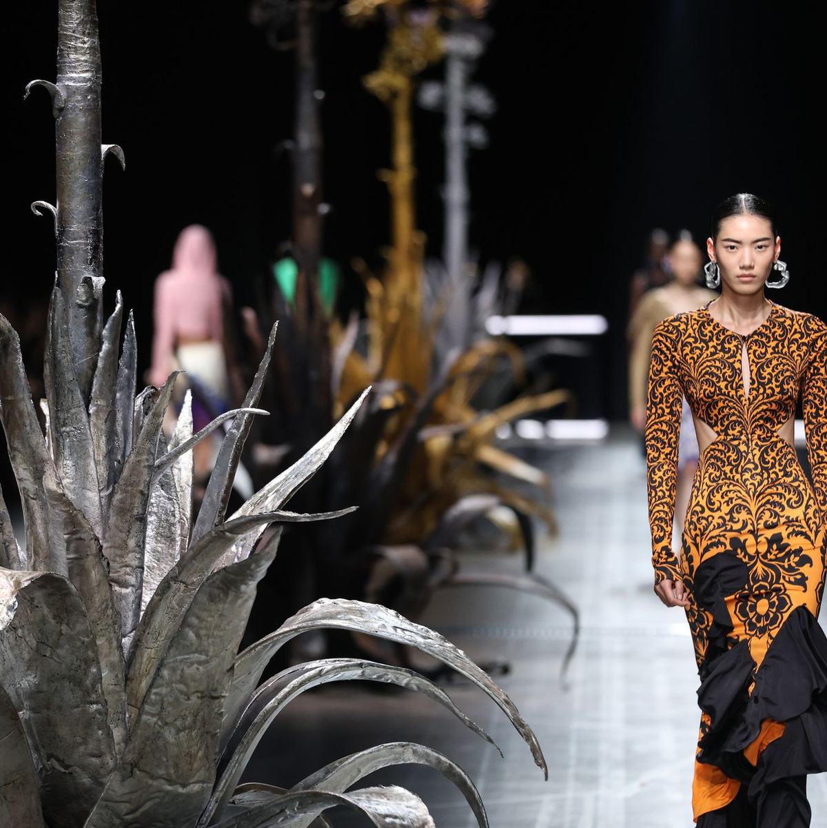 Florale Motive sind bei Etro eines der prägenden Elemente der Kollektion. - Foto: Li Jing/XinHua/dpa