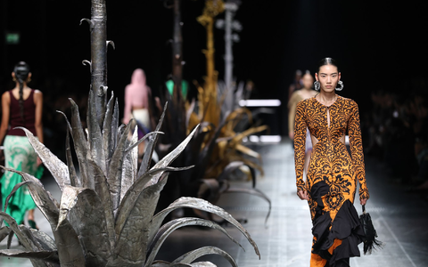 Florale Motive sind bei Etro eines der prägenden Elemente der Kollektion. - Foto: Li Jing/XinHua/dpa