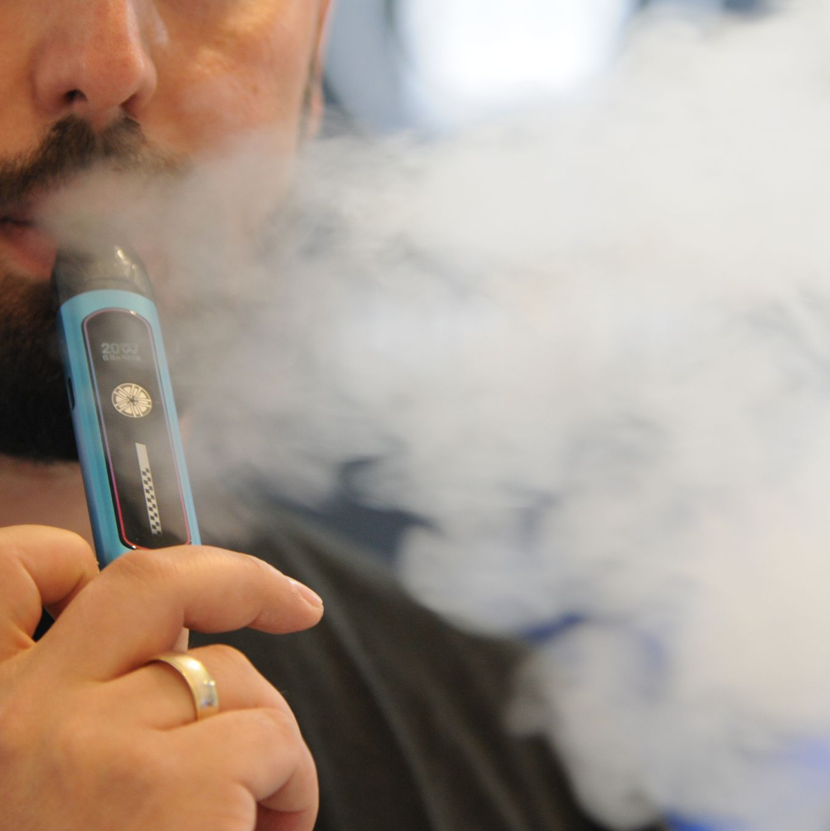 Bei der diesjährigen Branchenmesse Intertabac in Dortmund war der Trend hin zu E-Zigaretten zu sehen: Viele Stände bewarben die Vapes, ob als Einweg- oder Mehrweg-Produkt. - Foto: Wolf von Dewitz/dpa