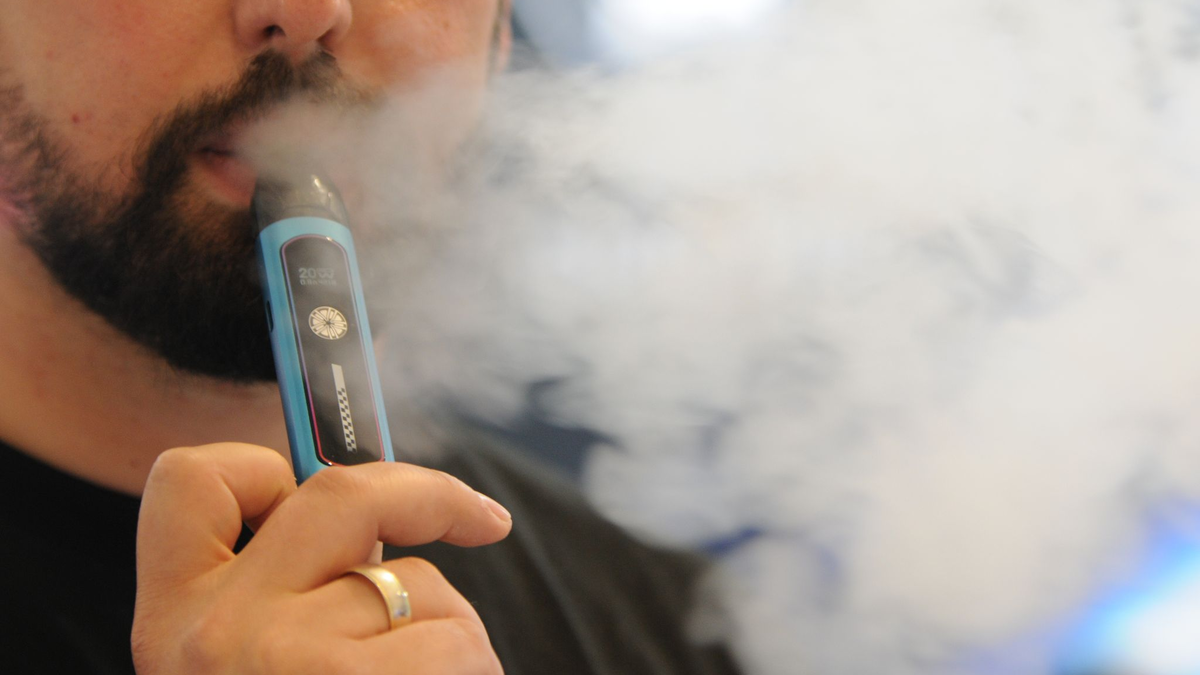 Ein Mann inhaliert bei der Fachmesse Intertabac eine Mehrweg-E-Zigarette. - Foto: Wolf von Dewitz/dpa
