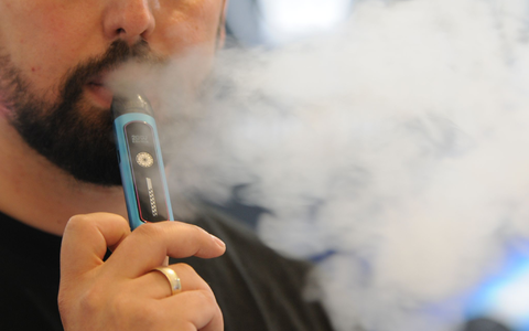 Ein Mann inhaliert bei der Fachmesse Intertabac eine Mehrweg-E-Zigarette. - Foto: Wolf von Dewitz/dpa Ein Mann inhaliert bei der Fachmesse Intertabac eine Mehrweg-E-Zigarette. - Foto: Wolf von Dewitz/dpa