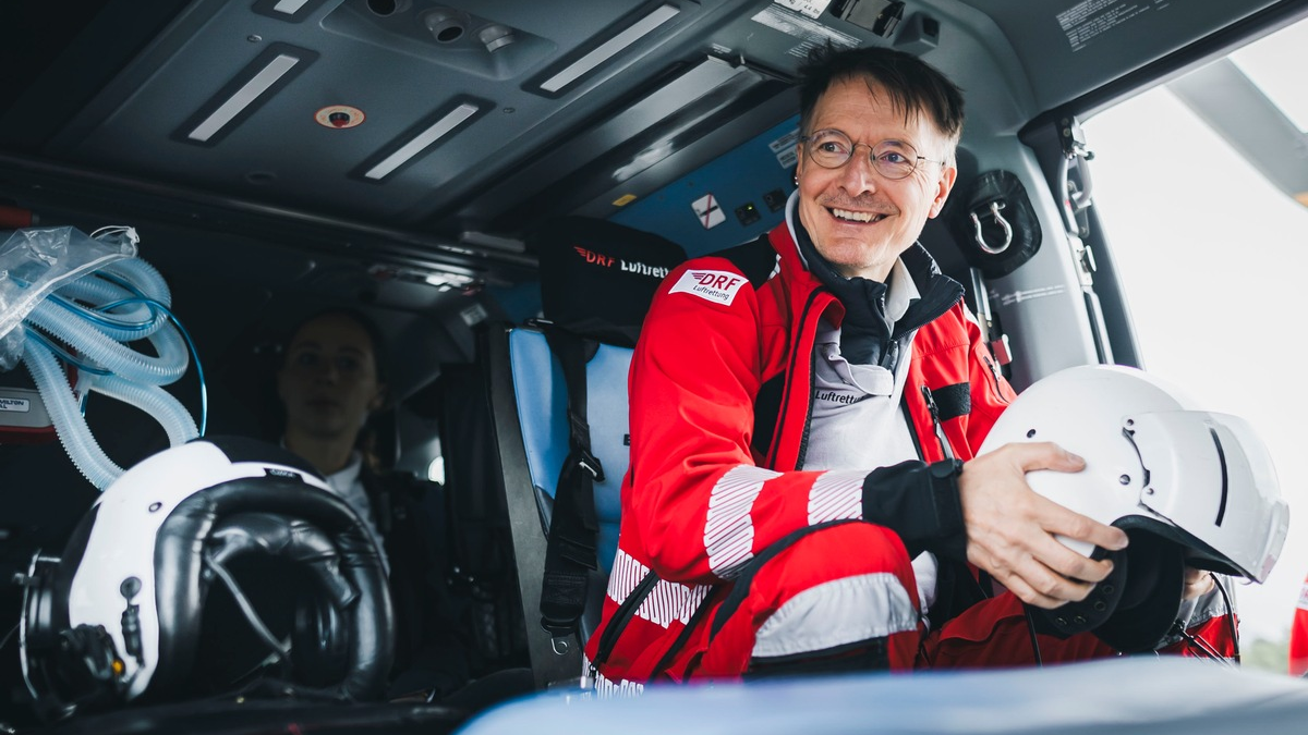 Reform der Notfallrettung / Gesundheitsminister Prof. Karl Lauterbach begleitet Besatzung von Christoph Berlin der DRF Luftrettung - Foto: presseportal.de