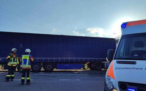 FW Stockach: Verkehrsunfall zwischen PKW und LKW - Foto: presseportal.de