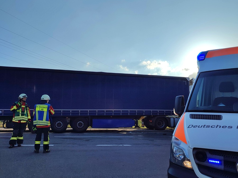 FW Stockach: Verkehrsunfall zwischen PKW und LKW - Foto: presseportal.de