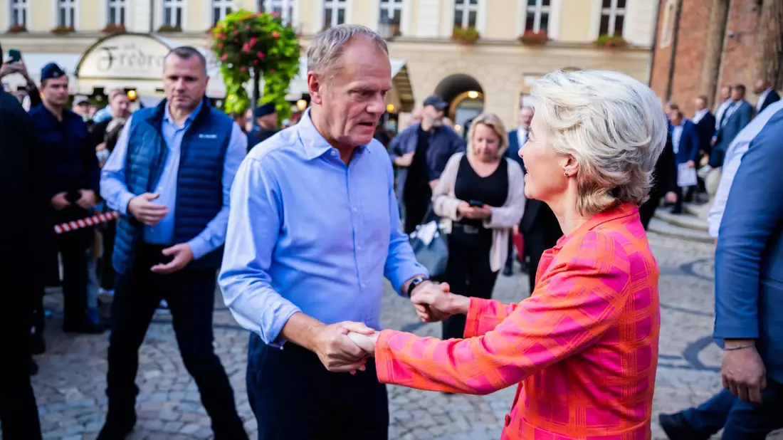 Ursula von der Leyen und Donald Tusk demonstrieren Einigkeit. - Bild: Christoph Soeder/dpa-ENR-Pool/dpa