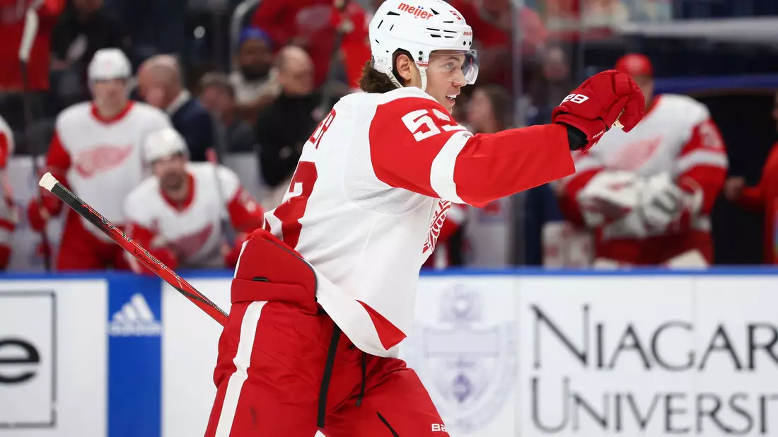 Eishockey-Star Moritz Seider unterschreibt einen Siebenjahresvertrag bei den Detroit Red Wings. - Bild: Jeffrey T. Barnes/AP/dpa