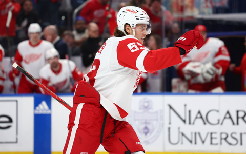 Eishockey-Star Moritz Seider unterschreibt einen Siebenjahresvertrag bei den Detroit Red Wings. - Foto: Jeffrey T. Barnes/AP/dpa