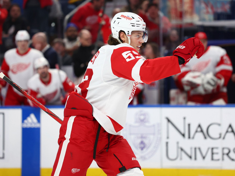 Eishockey-Star Moritz Seider unterschreibt einen Siebenjahresvertrag bei den Detroit Red Wings. - Foto: Jeffrey T. Barnes/AP/dpa