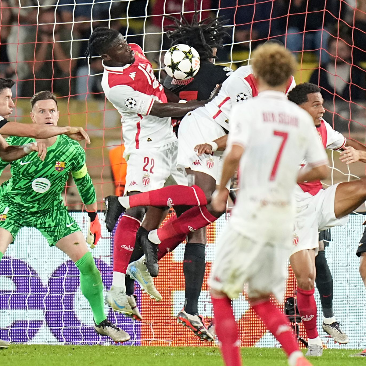 Monacos Maghnes Akliouche (m) traf zur 1:0-Führung. - Foto: Laurent Cipriani/AP