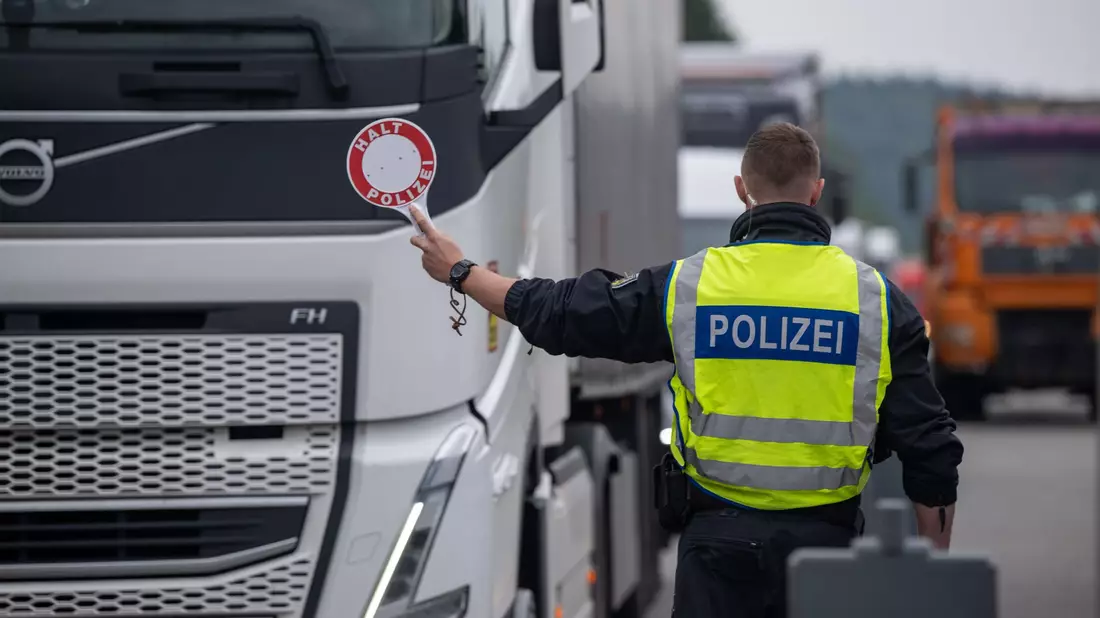 Seit dem 16. September wird an allen deutschen Landesgrenzen kontrolliert. (Archivbild) - Bild: Harald Tittel/dpa