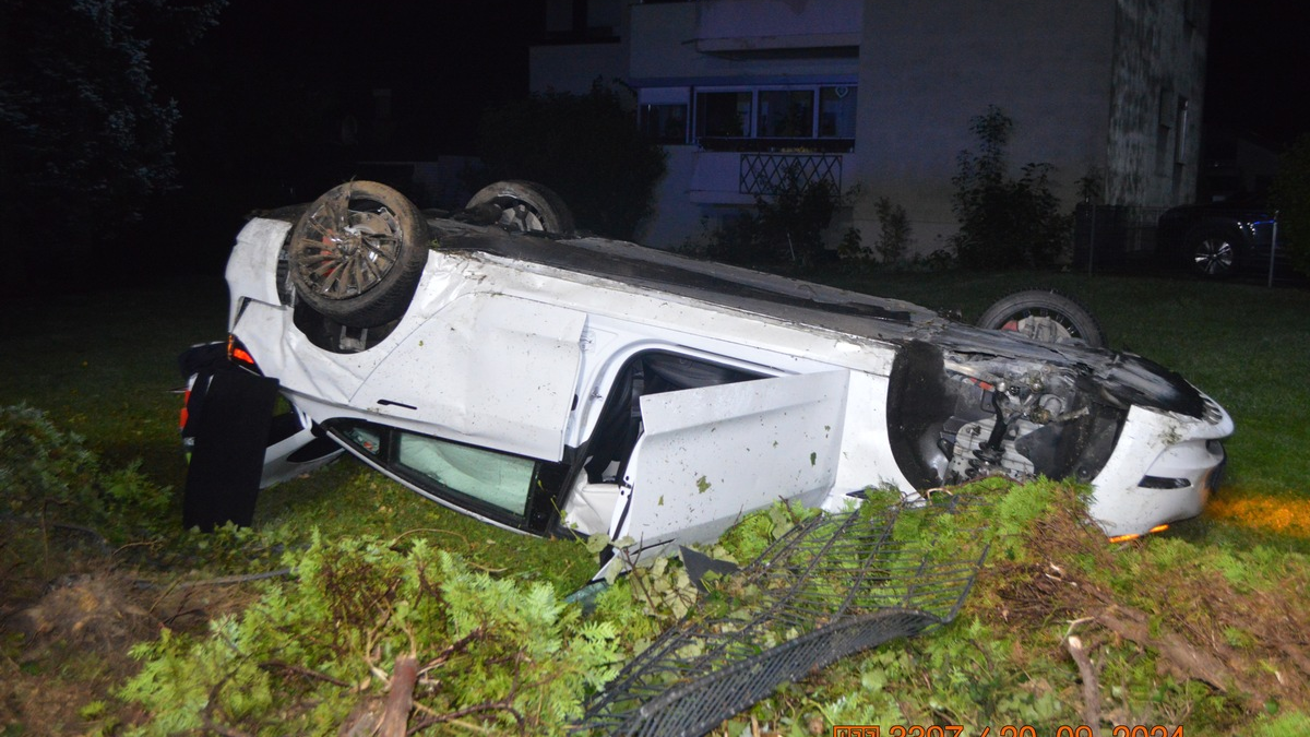 POL-NI: Die Pferdestärken nicht im Zaum gehalten / Teslafahrer kommt von der Fahrbahn ab und überschlägt sich - Foto: presseportal.de