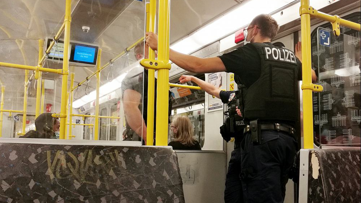 Polizei kontrolliert Maskenpflicht in U-Bahn während der Corona-Pandemie (Archiv) - Foto: über dts Nachrichtenagentur