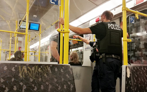 Polizei kontrolliert Maskenpflicht in U-Bahn während der Corona-Pandemie (Archiv) - Foto: über dts Nachrichtenagentur