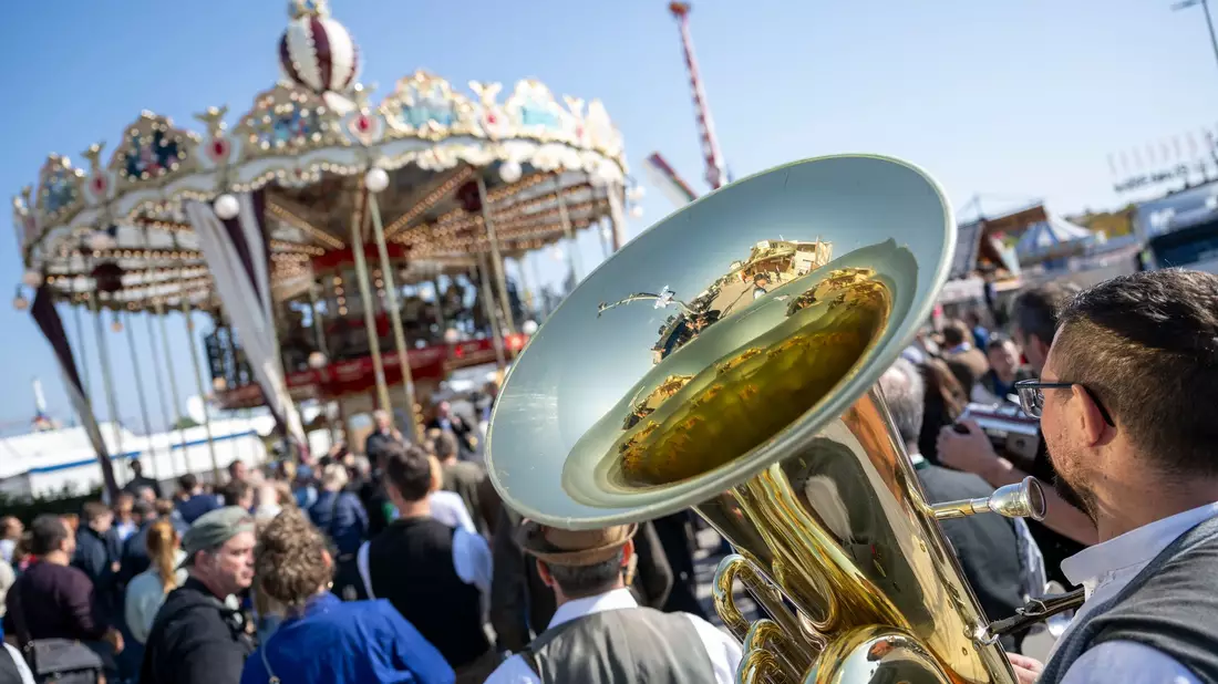 Millionen Liter Bier werden alljährlich auf dem Fest getrunken. - Bild: Lennart Preiss/dpa