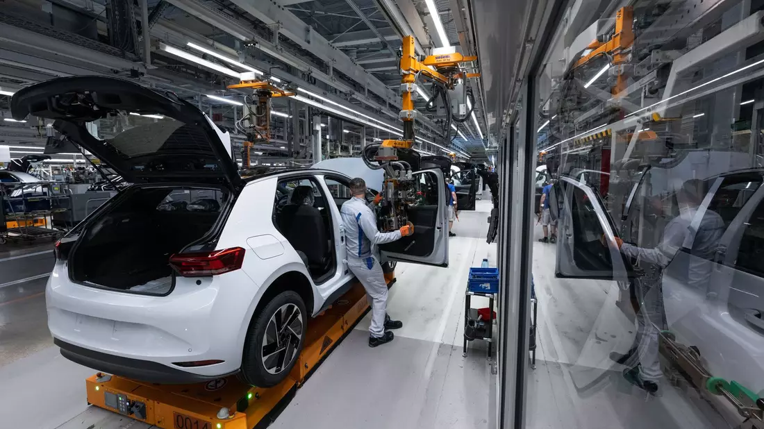 Die deutsche Autoindustrie kämpft mit schwachen Verkaufszahlen besonders bei E-Autos. (Archivbild) - Bild: Hendrik Schmidt/dpa