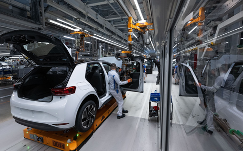 Die deutsche Autoindustrie kämpft mit schwachen Verkaufszahlen besonders bei E-Autos. (Archivbild) - Foto: Hendrik Schmidt/dpa Die deutsche Autoindustrie kämpft mit schwachen Verkaufszahlen besonders bei E-Autos. (Archivbild) - Foto: Hendrik Schmidt/dpa