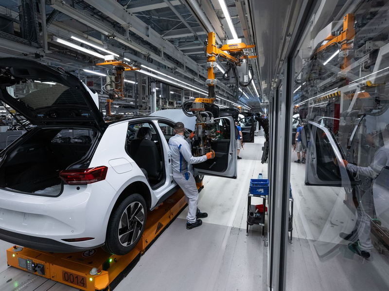 Die deutsche Autoindustrie kämpft mit schwachen Verkaufszahlen besonders bei E-Autos. (Archivbild) - Foto: Hendrik Schmidt/dpa