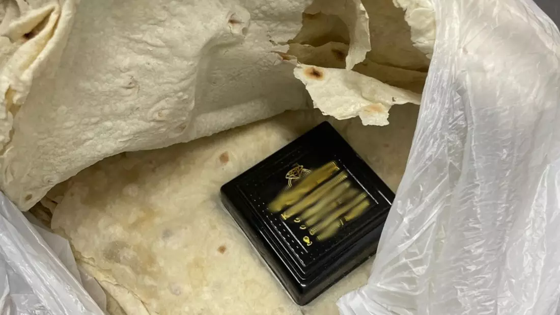 HZA-M: Zoll verhindert Goldschmuggel Goldarmreife im Fladenbrot entdeckt - Bild: presseportal.de