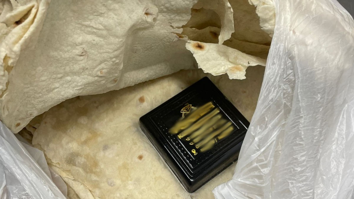 HZA-M: Zoll verhindert Goldschmuggel Goldarmreife im Fladenbrot entdeckt - Foto: presseportal.de